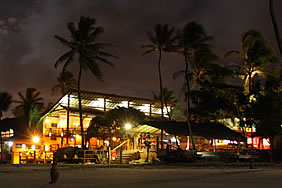 Foto noturna do "Bar e restaurante Laranja Mecanica" desde a praia de Cumbuco