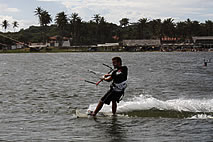 kitesurfista teinando na lagoa do Cauípe